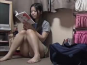 寂寞日本嫩妹無聊在床上玩她的騷穴